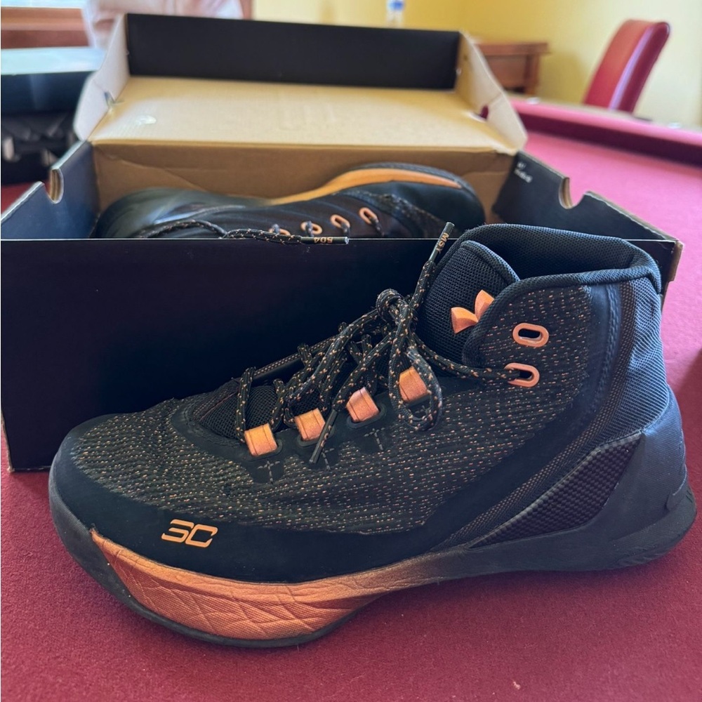 UA CURRY 3 Under Armour 1299665-001 Brass Band Copper